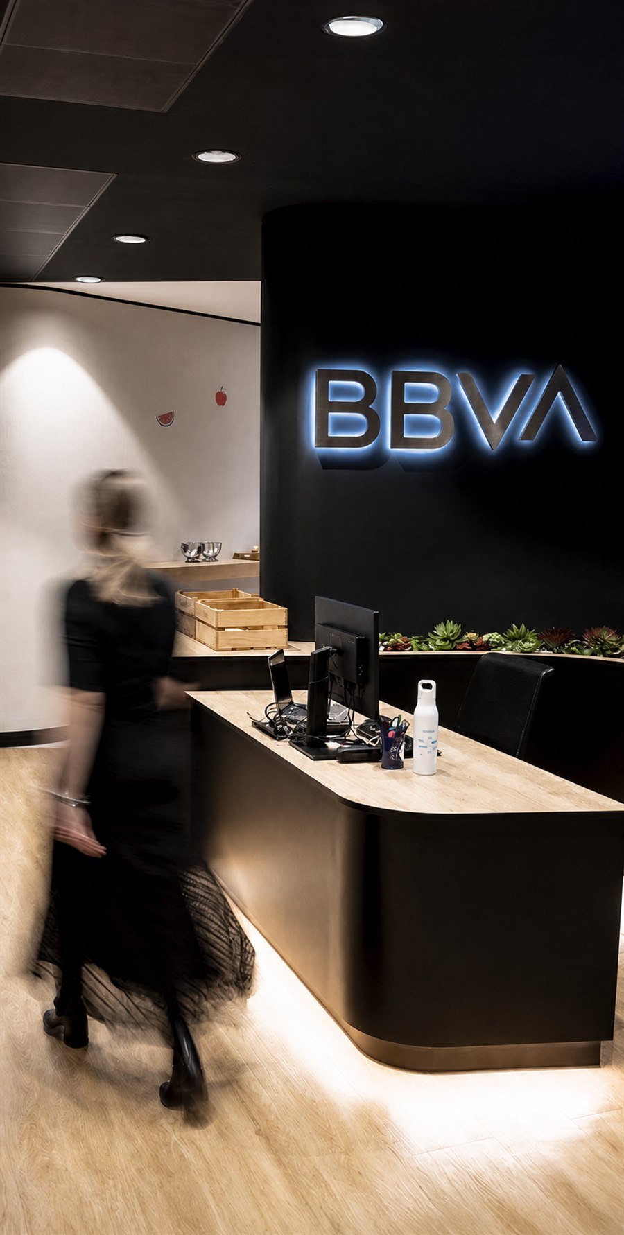 Recepción de BBVA Technology con el rótulo luminoso de la marca