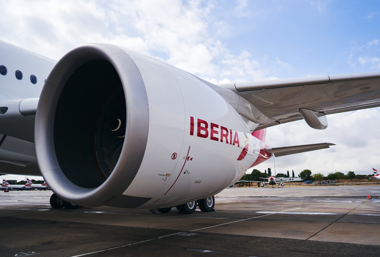 Motor, fuselaje y ala de un avión de Iberia en plataforma